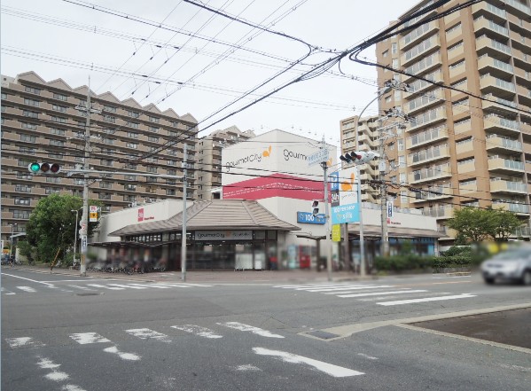 スーパー　グルメシティ 八尾店（スーパー）まで720m