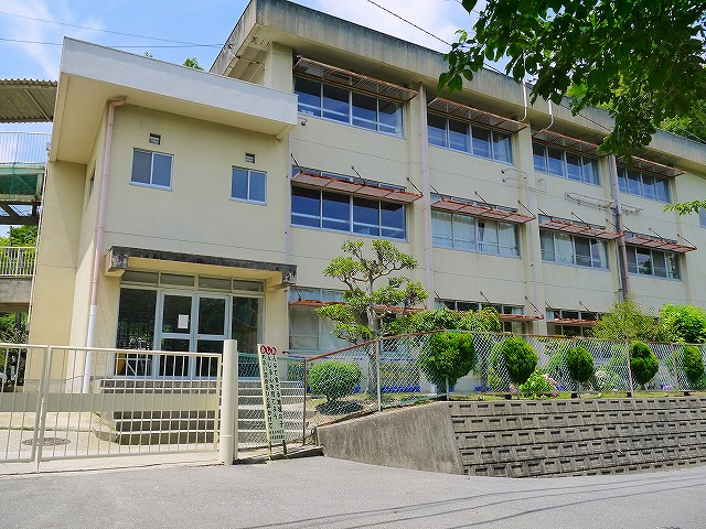 小学校　奈良市立あやめ池小学校（小学校）まで960m