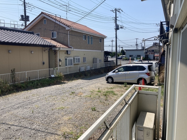 バルコニー　※補修前の参考画像の為、設備等は現況優先。