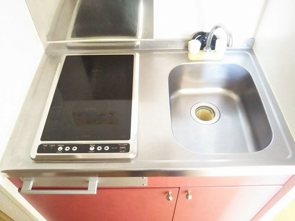 キッチン　2口ラジエントヒーター付き。部屋により設備が異なる場合あり。