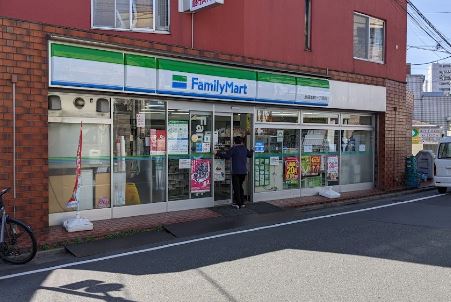 コンビニ　ファミリーマート 池袋本町一丁目店（コンビニ）まで382m