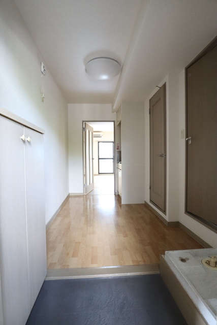 玄関　同建物の５Ｂのお部屋の写真になります。
