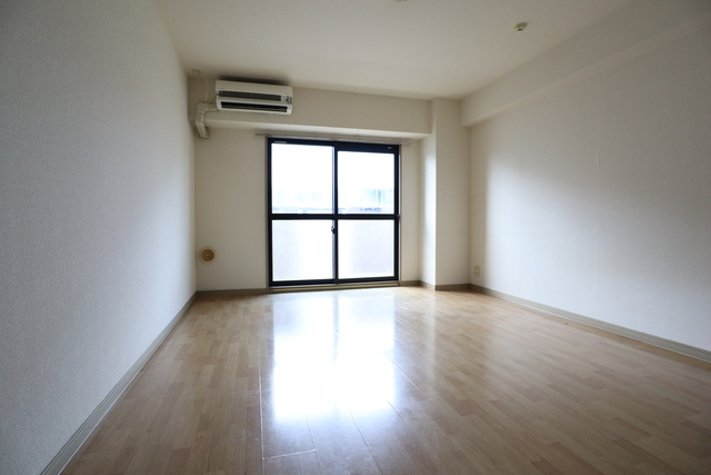 居室・リビング　同建物の５Ｂのお部屋の写真になります。