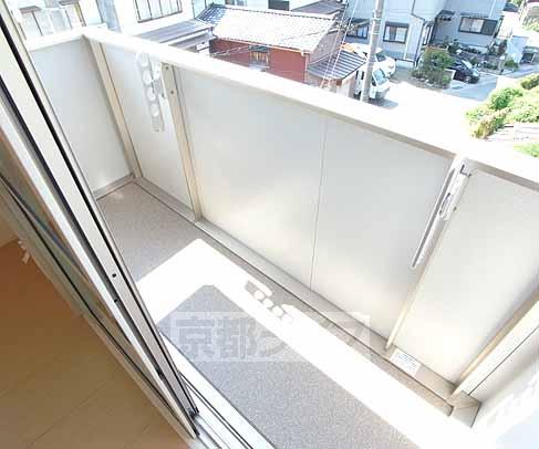 バルコニー　日当たり良好なベランダ