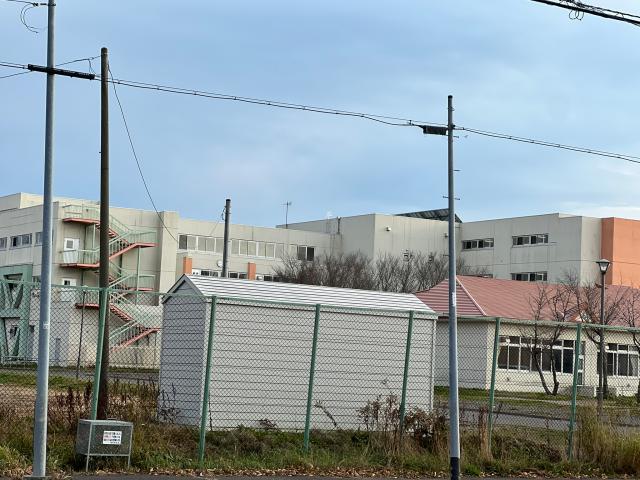 中学校　釧路市立鳥取中学校（中学校）まで979m