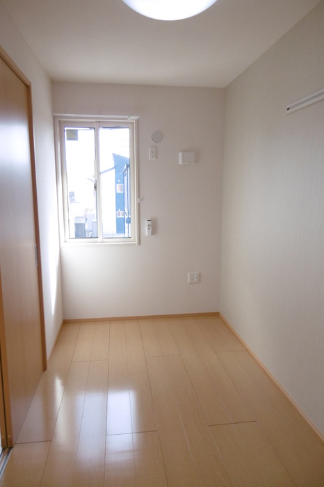 その他部屋・スペース　洋室部分・収納付きの機能的なお部屋です♪