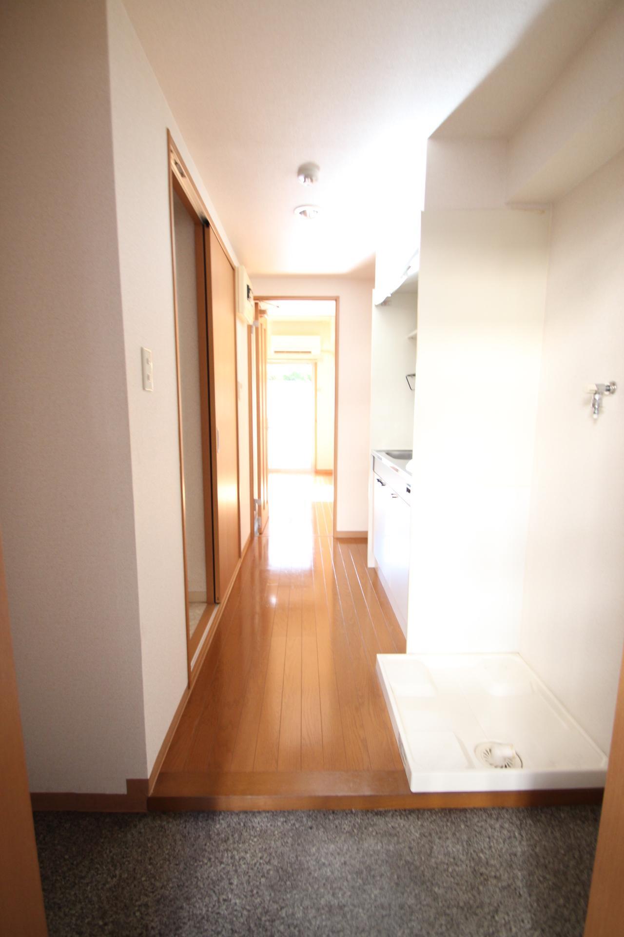 玄関　別のお部屋の写真のため、実際とは異なります。