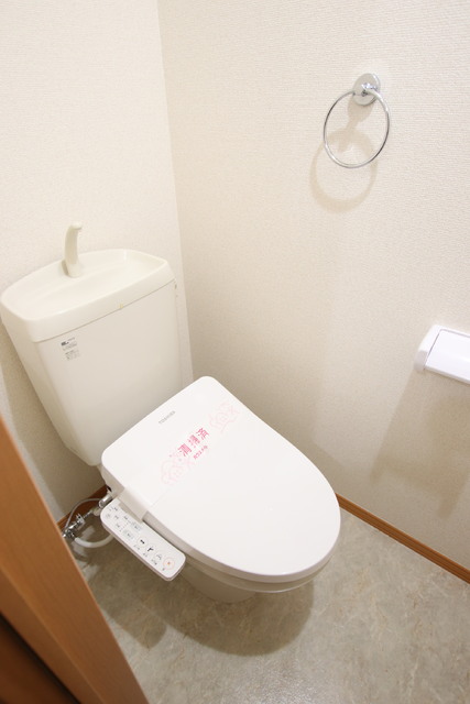 トイレ　快適に使用できる温水洗浄便座です。