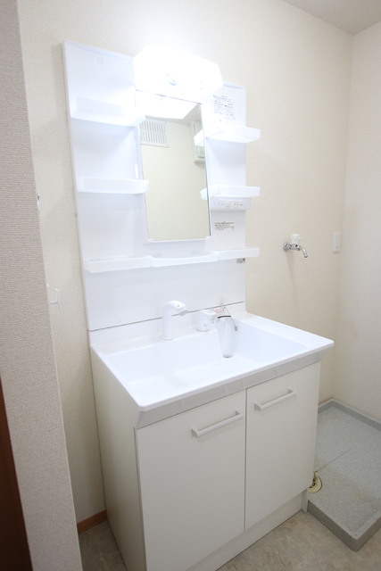 洗面設備　朝の準備に便利な洗髪洗面化粧台です。