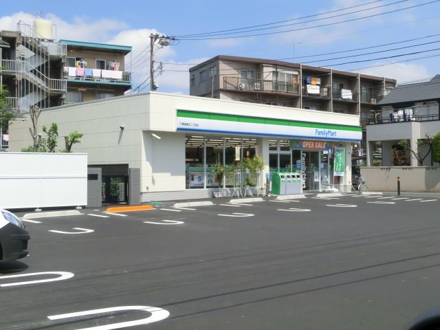 コンビニ　ファミリーマート（コンビニ）まで120m
