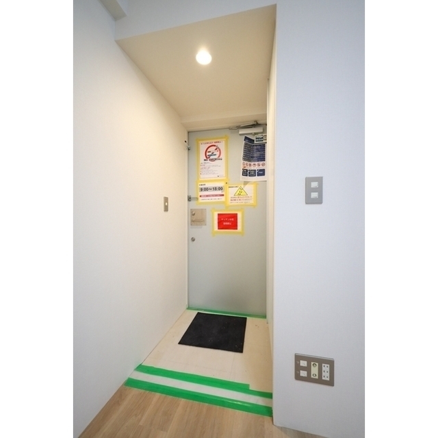 コンフォリア西新宿の玄関写真