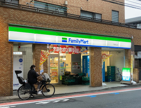 コンビニ　ファミリーマート 千歳烏山店（コンビニ）まで35m