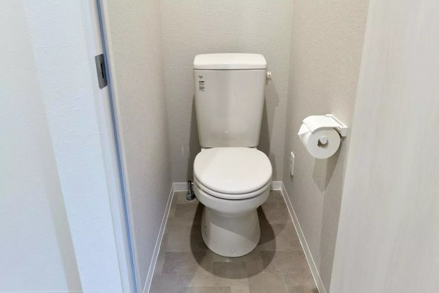 トイレ　落ち着いた色調のトイレです