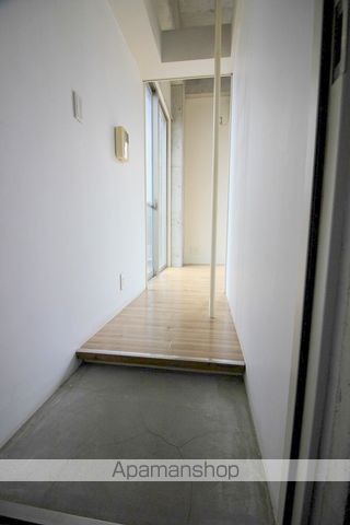 地下鉄谷町線 谷町六丁目駅 徒歩12分 9階建 築21年の玄関写真