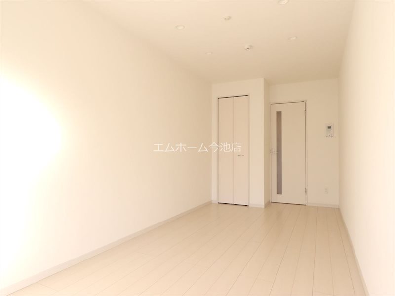 その他　洋室9.9帖　エアコン付き　南向きバルコニー
