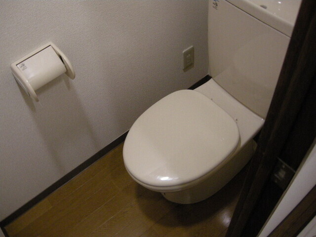 トイレ　※別室の参考写真の為、現況優先です。