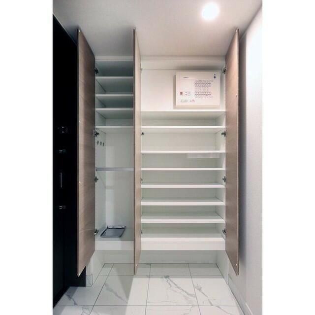 玄関　写真は同タイプ住居です。