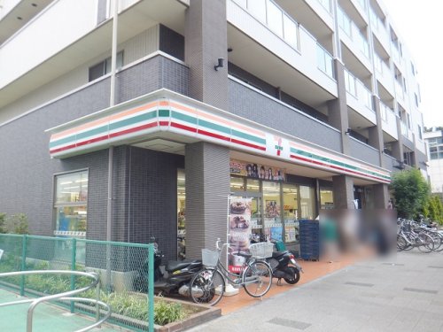 コンビニ　セブンイレブン 飯山満駅前店（コンビニ）まで54m
