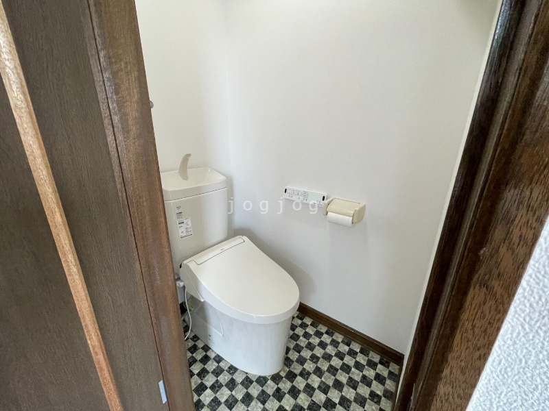 トイレ　嬉しい温水洗浄便座付きのトイレです。