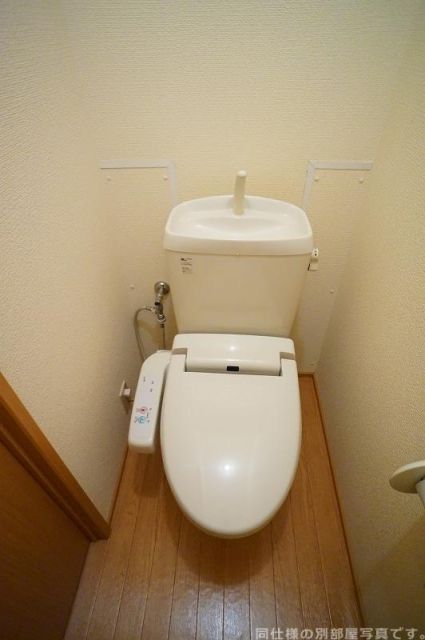 東武桐生線 阿左美駅 徒歩4分 2階建 築22年のトイレ写真
