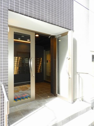 エントランス　落ち着いたエントランスです