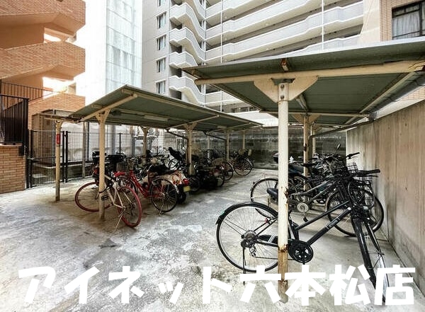 その他設備　屋根付きの駐輪場です