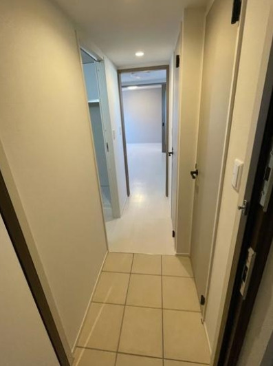 玄関　別部屋の画像を使用しております。