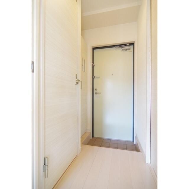 玄関　写真は同タイプ住居です。