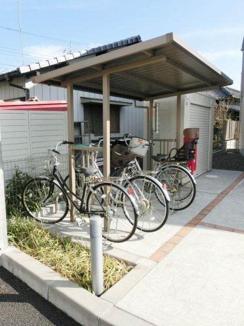 その他共有部分　屋根付の駐輪スペース。