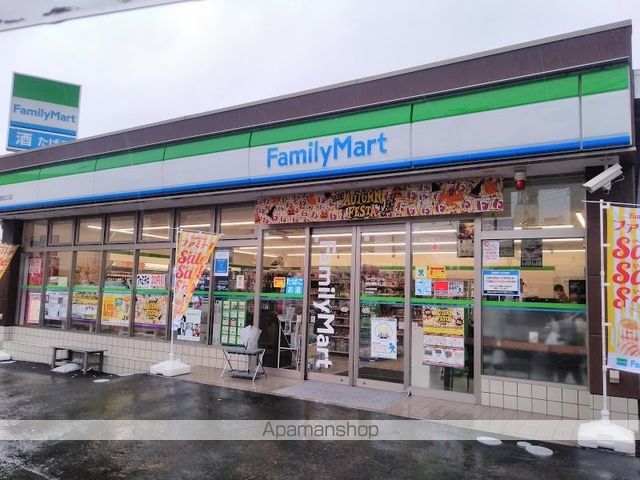 コンビニ　ファミリーマート（コンビニ）まで682m