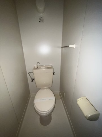 トイレ　シンプルで掃除のしやすいトイレです♪