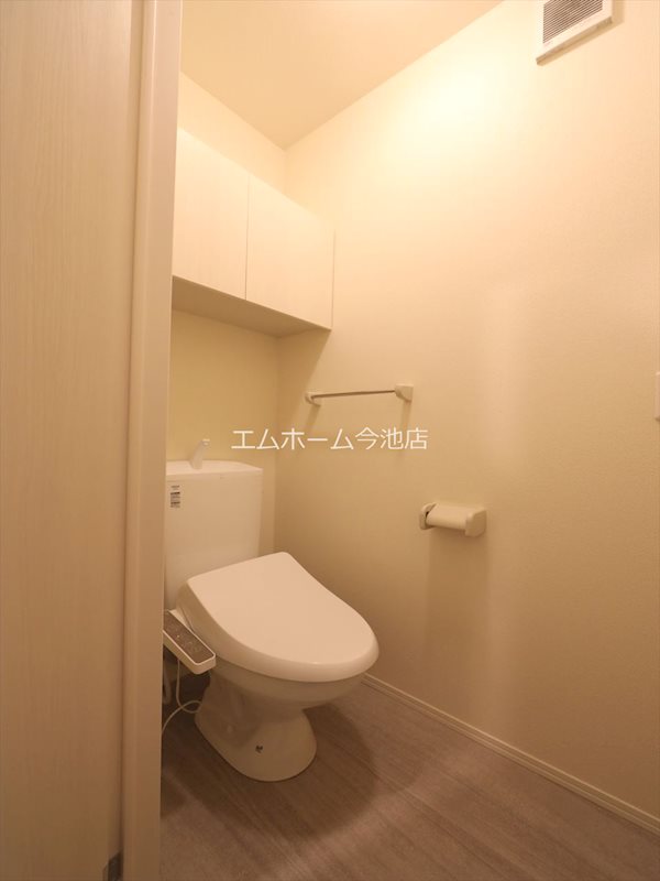トイレ　温水洗浄便座付トイレ　同仕様写真