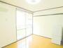 居室・リビング　広い収納付きのお部屋です