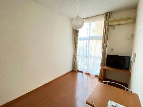 レオパレスグローバルの居間写真
