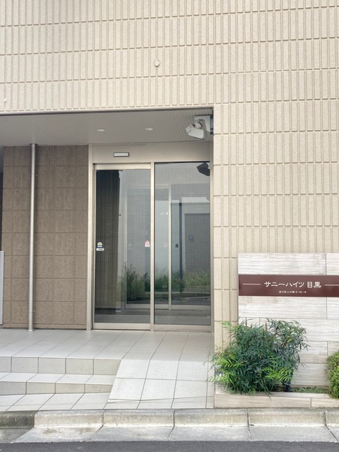 エントランス　防犯カメラ