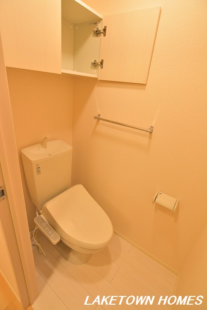 トイレ　上部に収納のある温水洗浄便座付のトイレです。