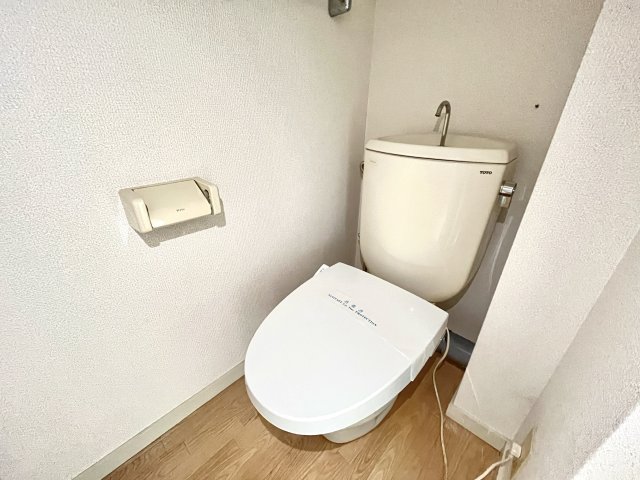 トイレ　白くてきれいなトイレです。ペーパーホルダーもございます！