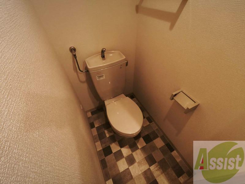 トイレ　こちらはトイレです。清潔感があり、安心して使用できます。