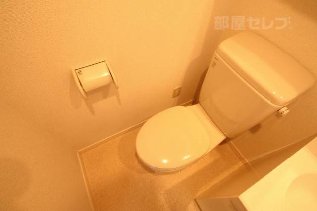 トイレ　洗面台の隣にあります。