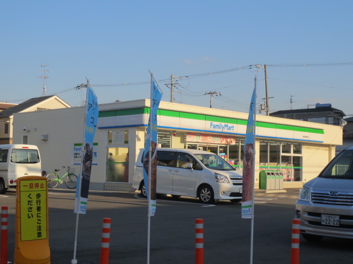 コンビニ　ファミリーマート（コンビニ）まで498m