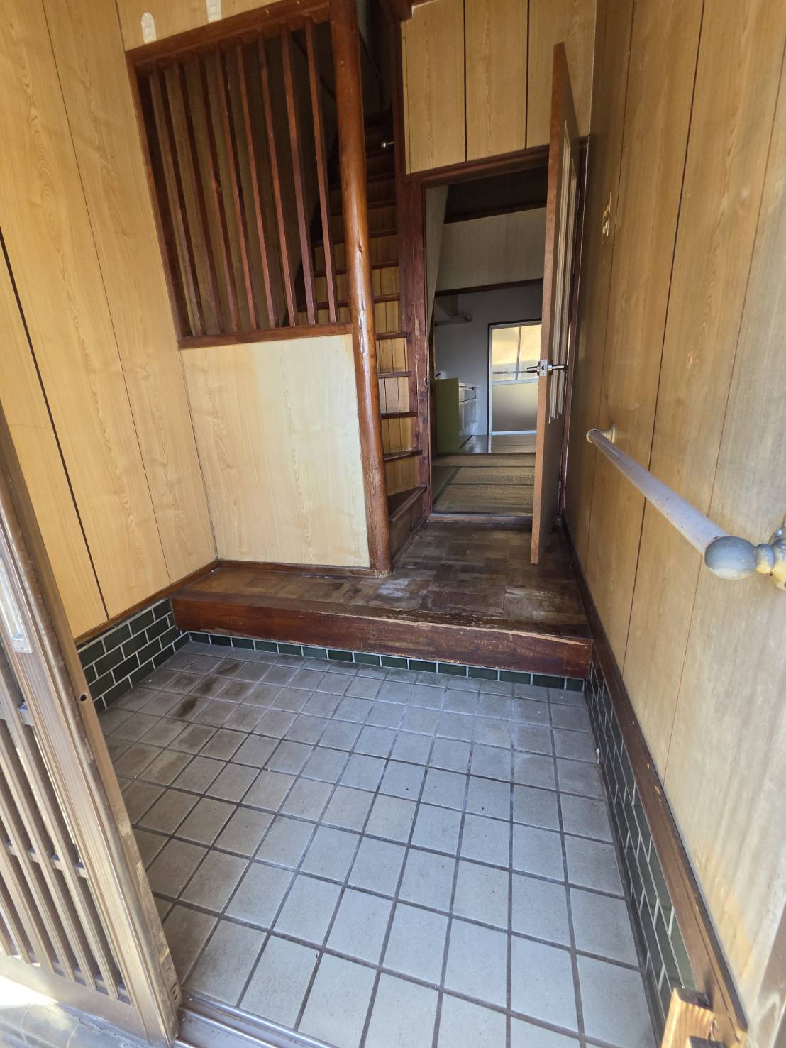 枚方市招堤大谷3丁目戸建の玄関写真