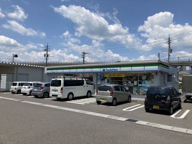 コンビニ　ファミリーマート（コンビニ）まで270m
