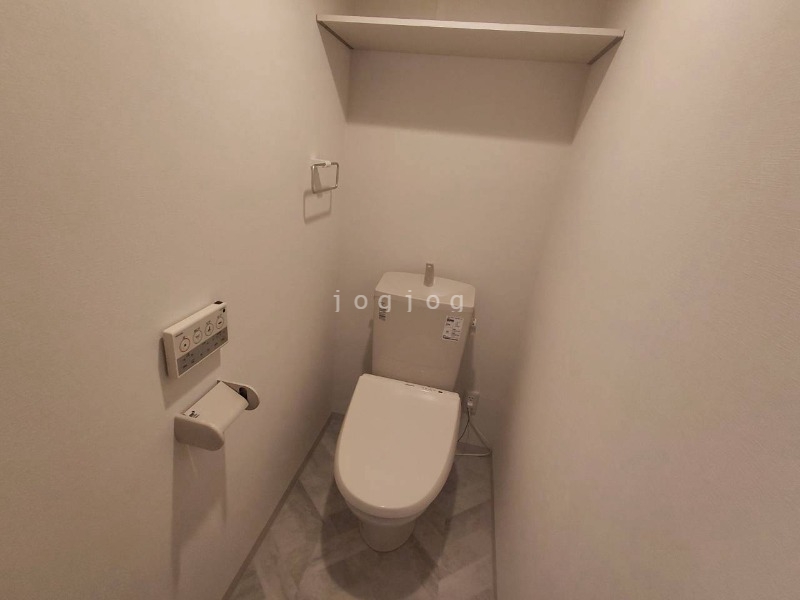 トイレ　嬉しい温水洗浄便座付きのトイレです。
