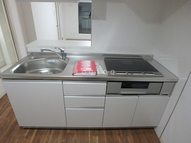 キッチン　※写真は１号室（反転）