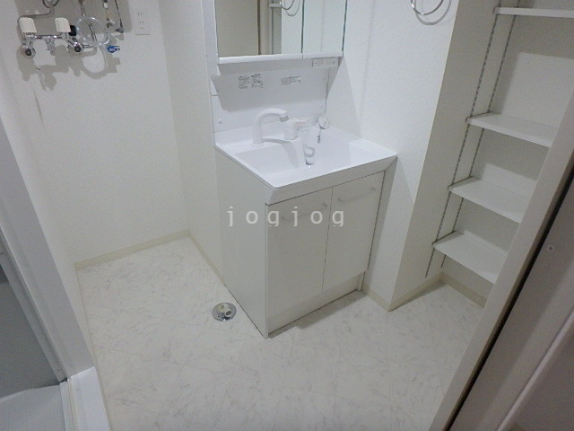 洗面設備　※写真は１号室（反転）