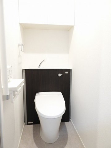 トイレ　落ち着いた色調のトイレです
