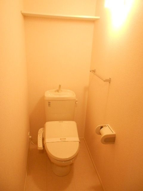 小田急線 鶴川駅 徒歩10分 3階建 築16年のトイレ写真