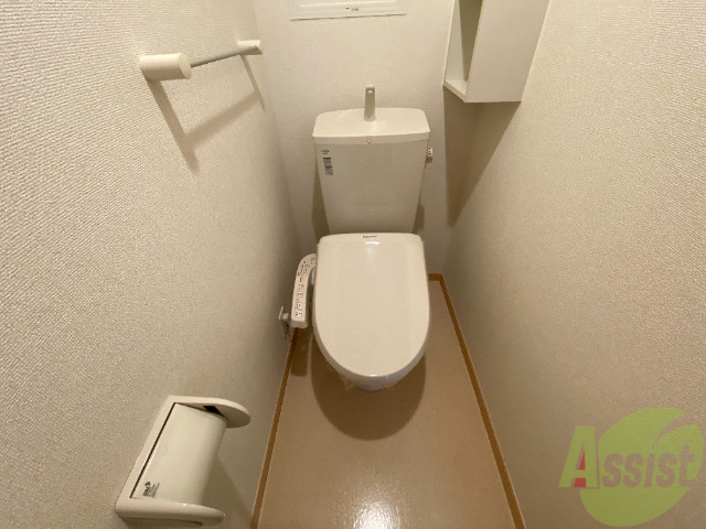 トイレ　おトイレには便利なウォシュレットが付いています。