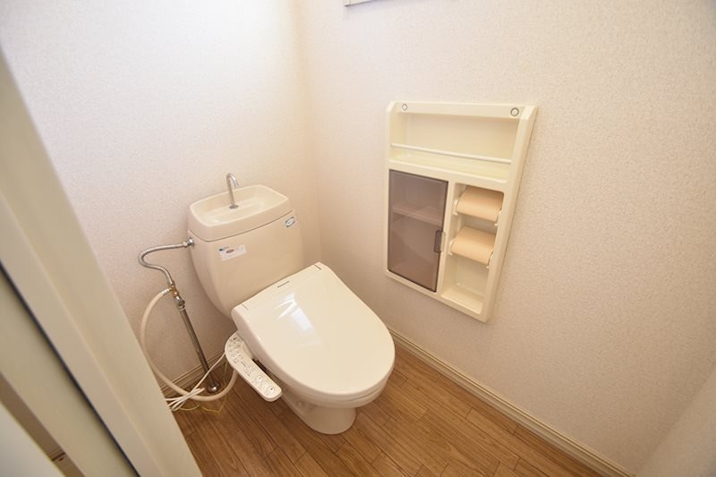 トイレ　温水洗浄便座です。