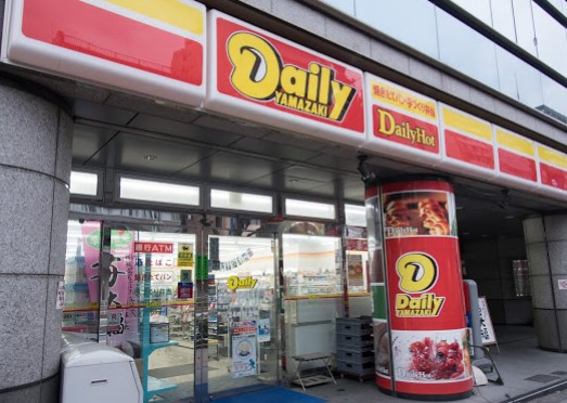 コンビニ　デイリーヤマザキ台東蔵前駅前店（コンビニ）まで315m